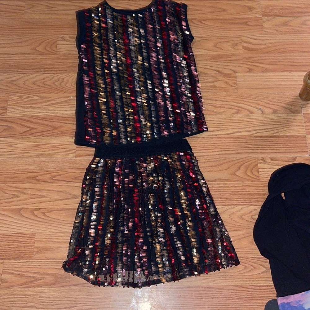 Two piece tee shirt and skirt set sz 6
